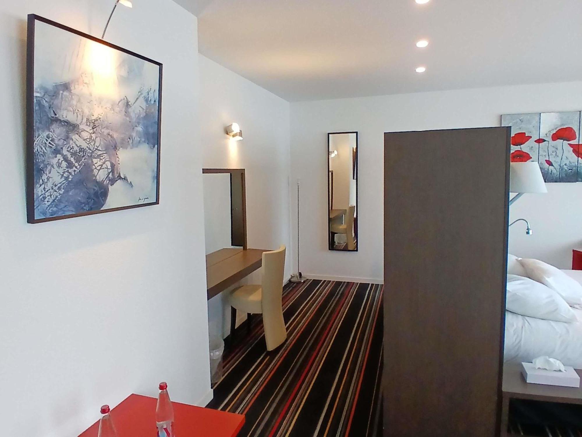 Ibis Styles Segre Hotel Exterior photo