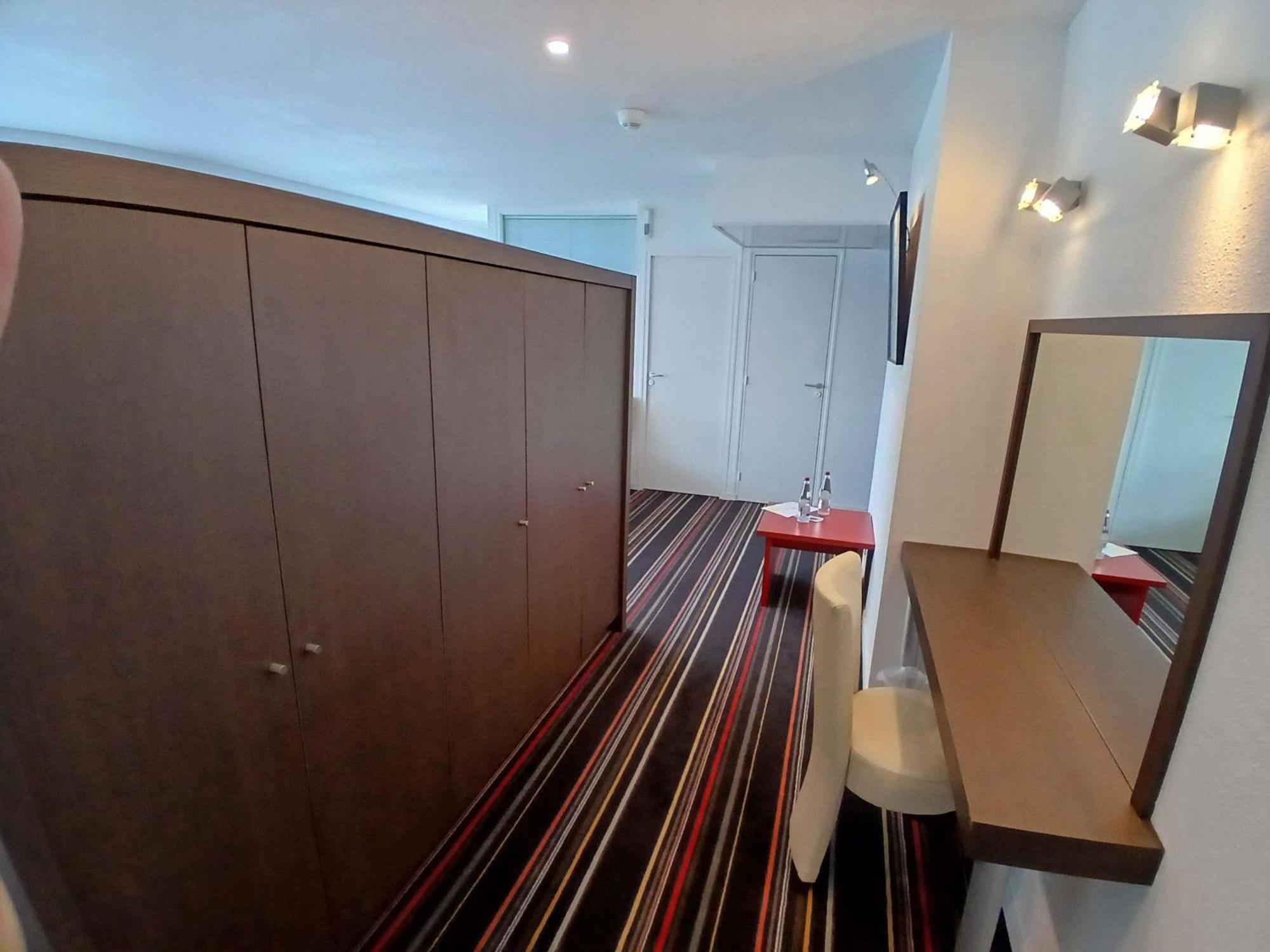 Ibis Styles Segre Hotel Exterior photo